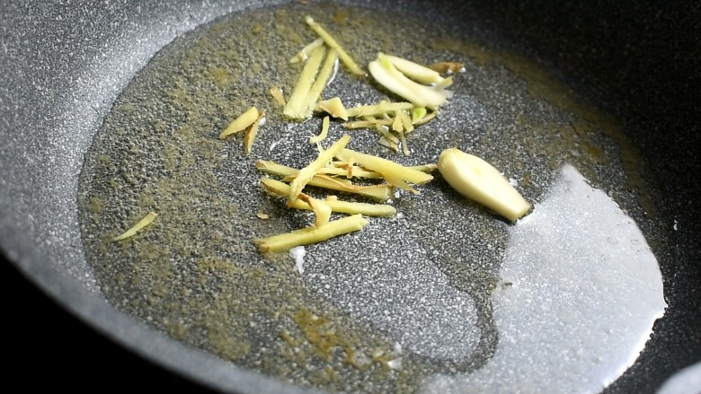 辣炒鸡块,留底油,下入姜蒜炒香