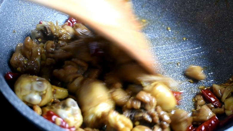 辣炒鸡块,翻炒均匀,即可出锅