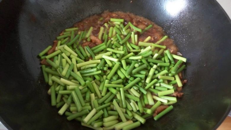 圆土豆+蒜薹炒洋芋擦擦,猪肉煸炒一会，蒜薹下锅，这个时候放盐，大火煸炒3-5分钟。