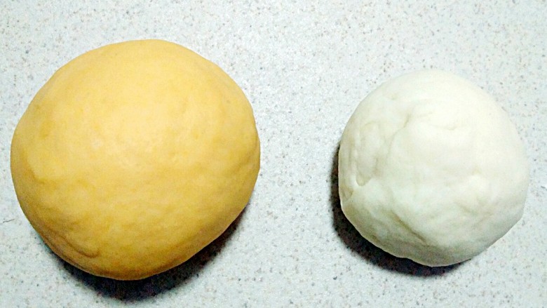 小蜗牛馒头,白面团做法一样,同时发酵好后?揉圆排气。