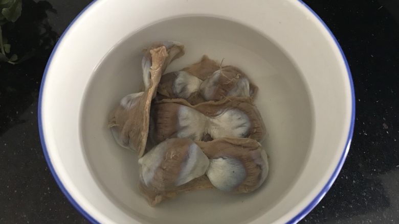 陈肾西洋菜猪骨汤,陈肾提前2小时洗干净浸泡(因为风干的陈肾比较硬也比较咸)