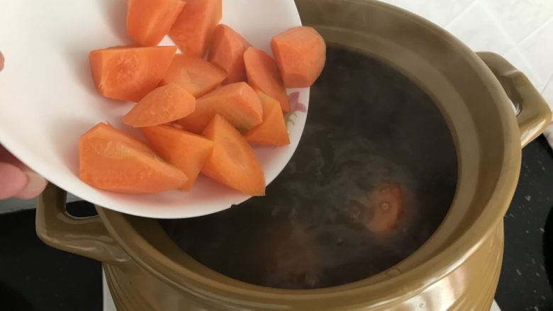 陈肾西洋菜猪骨汤,汤煲至约40分钟后,加入红萝卜煲15-20分钟