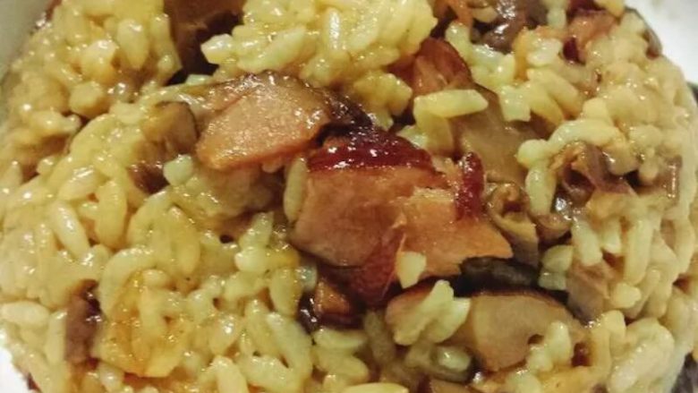 电饭煲香菇腊肉饭,等电饭锅的煮饭按钮跳起来,如果时间充裕可以再按下一次,让饭饭的湿度降低一些,但如果时间不够或者宝宝还比较小这个时候就可以出锅啦