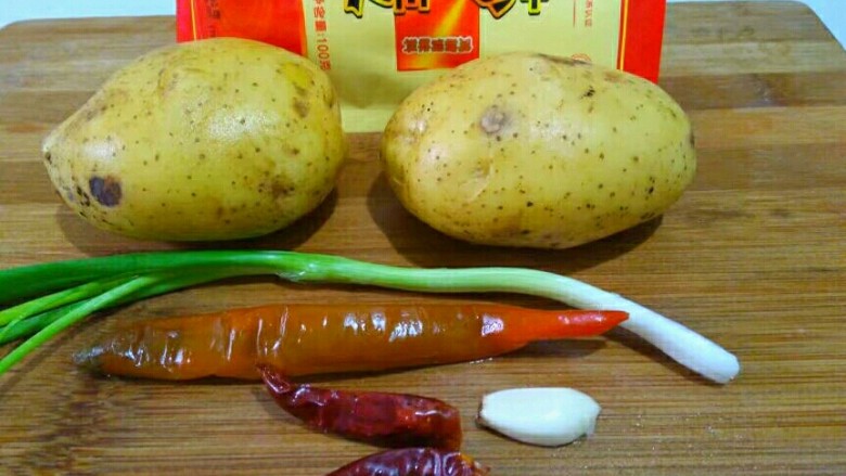 圆土豆+香辣土豆丝,食材如上图