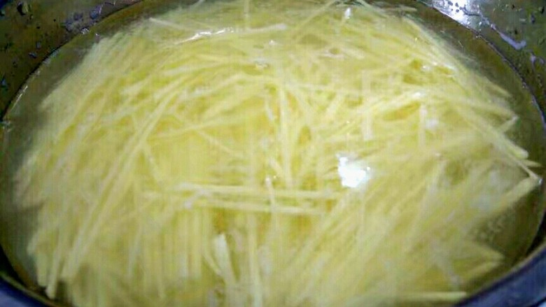 圆土豆+香辣土豆丝,切好的土豆丝泡清水中