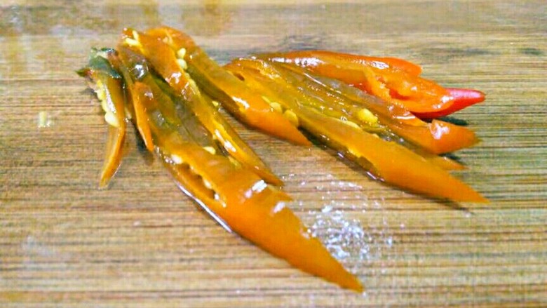 圆土豆+香辣土豆丝,<a style='color:red;display:inline-block;' href='/shicai/ 703'>泡椒</a>如上图斜着切条