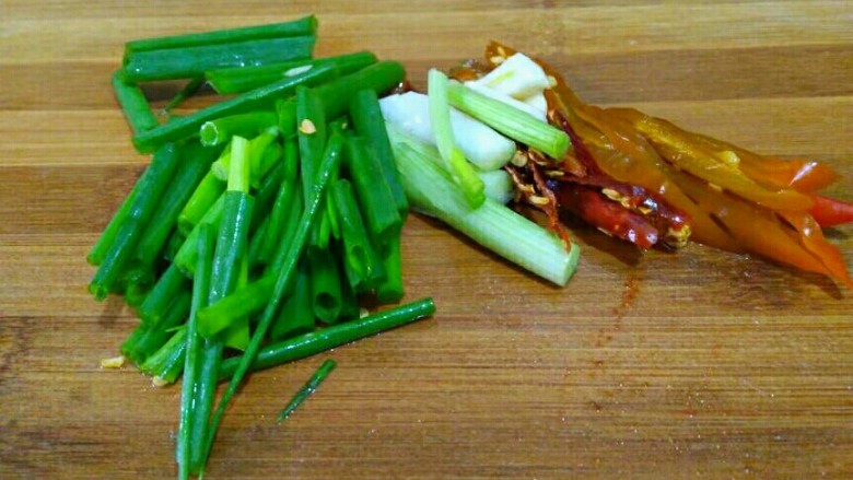 圆土豆+香辣土豆丝,所有配料已准备好
