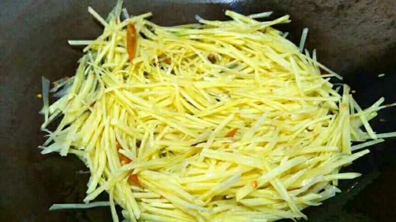 圆土豆+香辣土豆丝,翻炒均匀