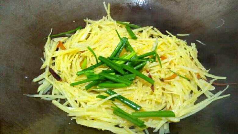 圆土豆+香辣土豆丝,加入葱叶段