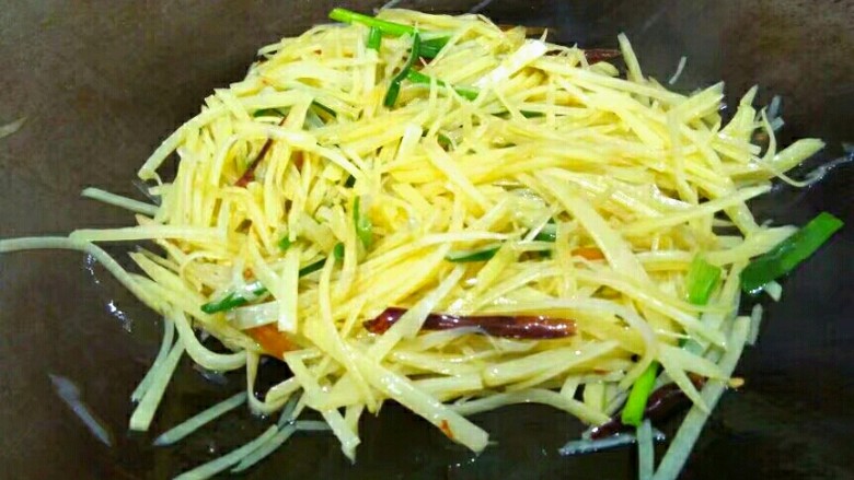 圆土豆+香辣土豆丝,翻炒均匀即可
