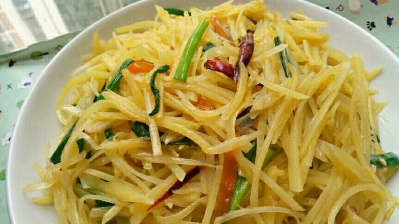 圆土豆+香辣土豆丝,喜欢吃辣的可以多放一些辣椒