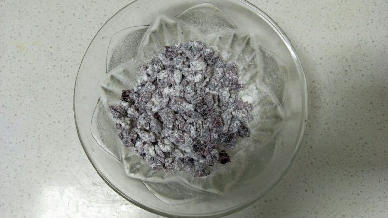 南瓜蔓越莓戚风,<a style='color:red;display:inline-block;' href='/shicai/ 660'>蔓越莓</a>切碎,加少量的低粉拌匀