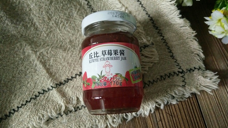 草莓酱南瓜饼,草莓🍓酱在超市买的,现在没有新鲜的草莓,只好买现成的
