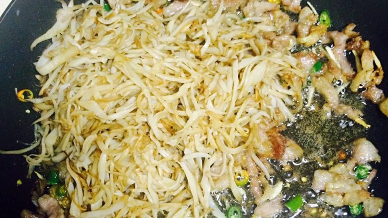 干煸杏鲍菇肉丝,倒入干煸了的杏鲍菇,搅拌均匀