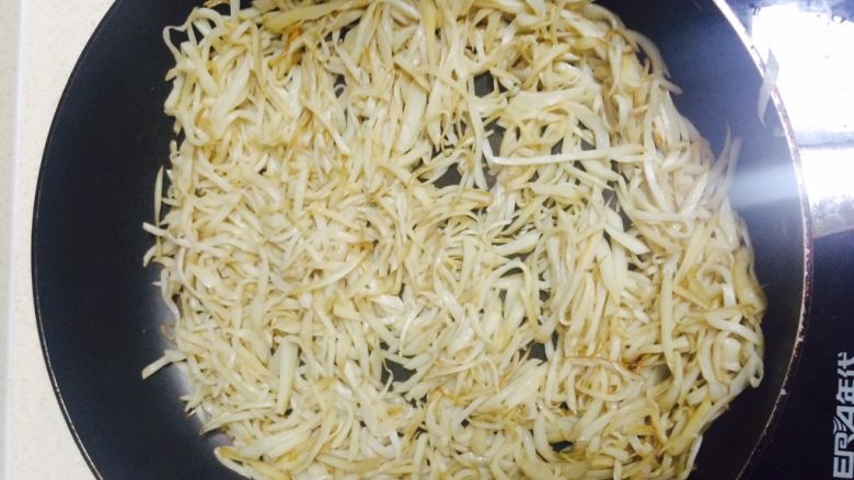 干煸杏鲍菇肉丝,待杏鲍菇变软了以后,小火慢慢煸