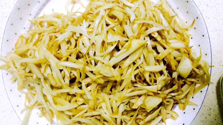 干煸杏鲍菇肉丝,杏鲍菇煸至金黄,盛出