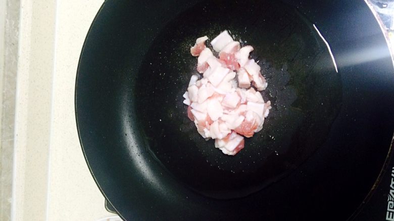 干煸杏鲍菇肉丝,在锅中加入一勺油,油热以后倒入肥肉