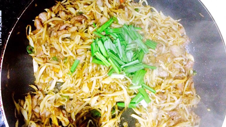 干煸杏鲍菇肉丝,加入蒜苗,翻炒一分钟