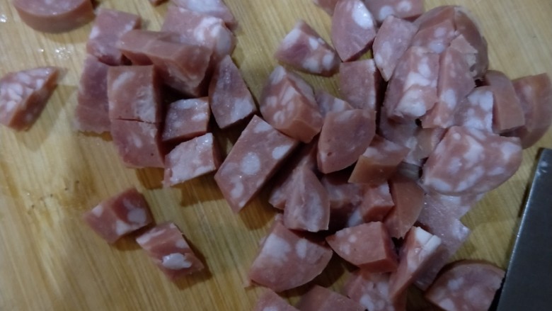 《懒人早餐》之电饭锅煲香肠饭,我选了带肥油的大香肠。老公口味重,其实,我以后决定选普通香肠,这个太香腻,做早餐不好。