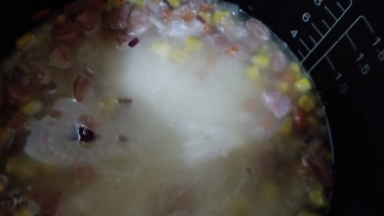 《懒人早餐》之电饭锅煲香肠饭,加入洗好的米,加水(晚上搞的,很困,也懒,加之厨房照明不行,所以大家凑合看)闷上,定好时间,明天一早起来,出锅加点盐拌一下就欧了。(我妞还喜欢撒一些烧烤蘸料,就是孜然粉之类,拌了还真的不错呢😂😂😂)