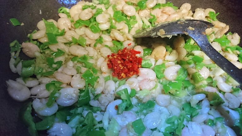 青椒爆河虾,最后加入剁辣椒,也算是添色