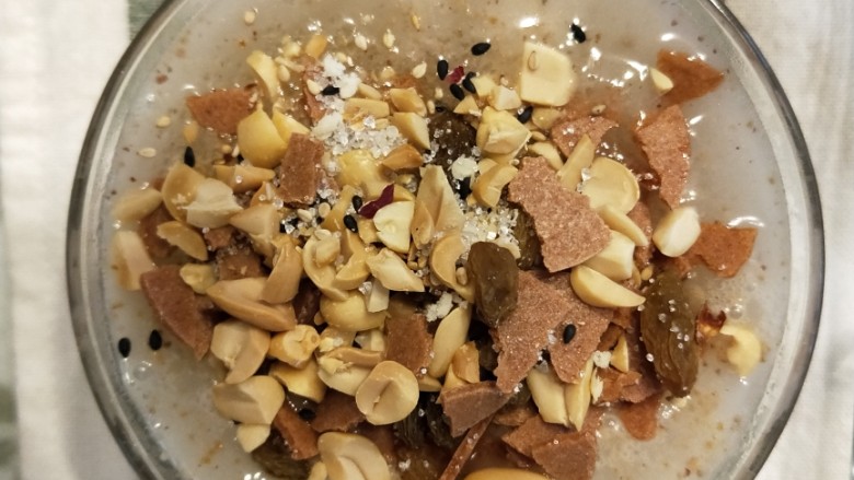 《懒人早餐》之电饭锅煲香肠饭,由于,电饭锅被占,没提前煲粥,冲了藕粉粥。妞竟然喝了两碗😱。