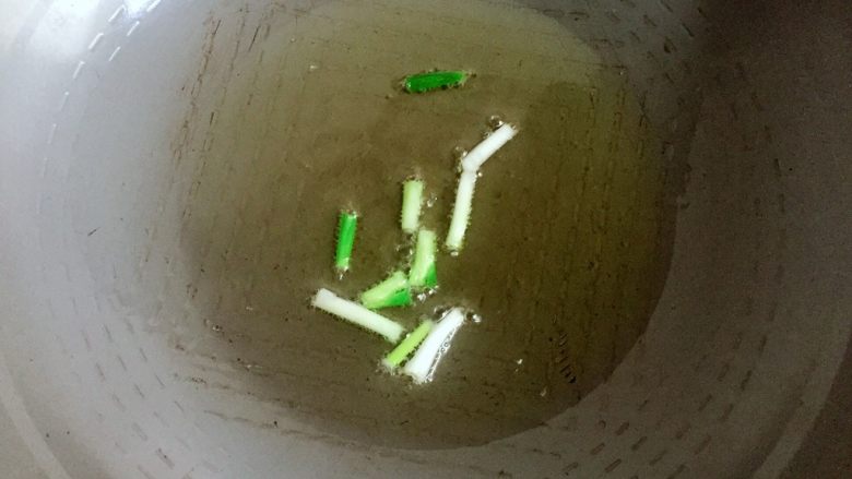 香菇炒青菜,炒锅上火烧热,倒入适量食用油,放入葱白爆香。