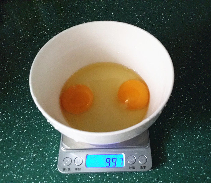 磷虾蒸蛋,将<a style='color:red;display:inline-block;' href='/shicai/ 9'>鸡蛋</a>打入碗中,放少许食盐