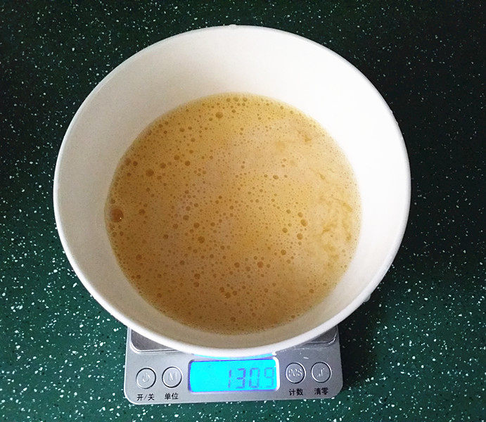 磷虾蒸蛋,将鸡蛋打入碗中,放少许食盐