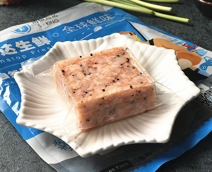 磷虾蒸蛋,南极磷虾为保鲜冷冻虾、吃前取出自然化冻,虾很小壳也软的且微甜没腥味,然后用流水冲洗下就可以了,其它大部分做其它菜品