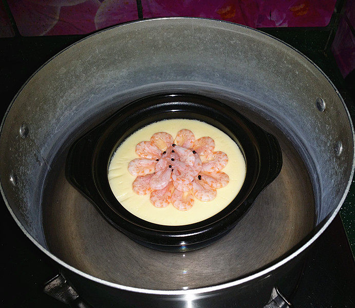 磷虾蒸蛋,待蛋液蒸制快凝固时放入南极磷虾(PS:今天蒸的有点过了)