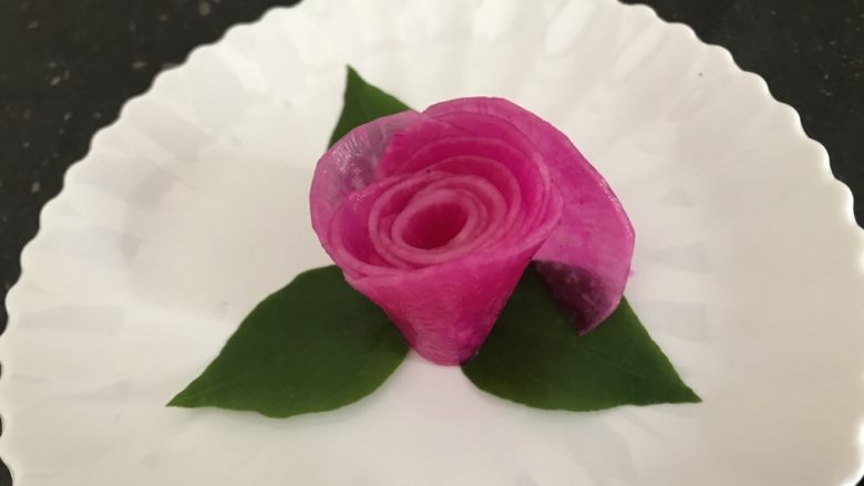 酸甜萝卜花,再一张张萝卜片围着花心错层包裹起来,越薄的越好包,不容易散开