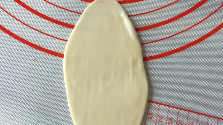 开口笑椰香豆沙酥,轻轻按扁,擀面杖擀成长舌状