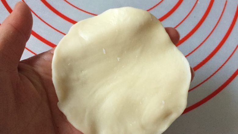 开口笑椰香豆沙酥,擀成薄片,中间厚,边上薄