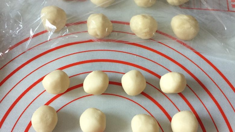 开口笑椰香豆沙酥,分成等量8等份
