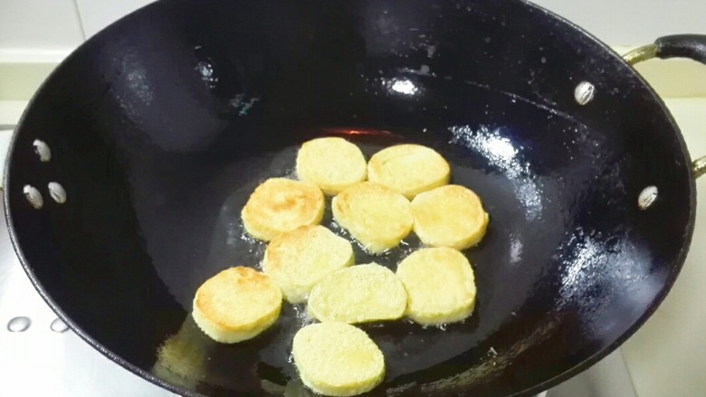 花儿一样的玫瑰腐乳素肠,煎黄一面翻面再煎黄,盛出来