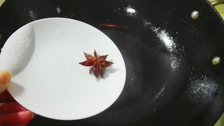 花儿一样的玫瑰腐乳素肠,锅里留余油,放八角