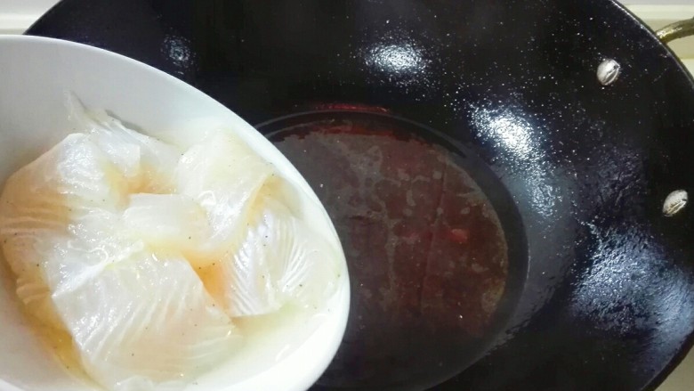 黄豆酱香巴沙鱼柳,放巴沙鱼柳,盖上锅盖烧开