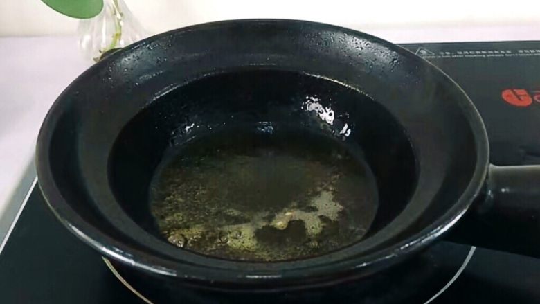 圆土豆+香煎土豆,煲里水到掉,洗净擦干水分,放油,多放点