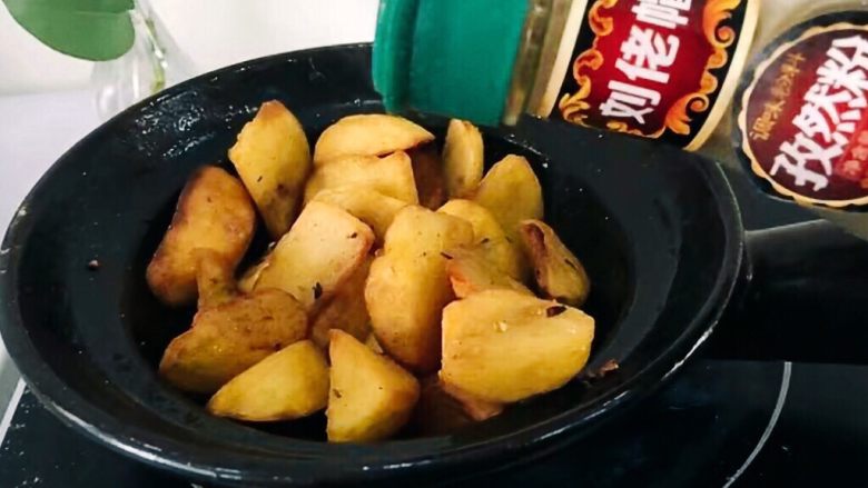 圆土豆+香煎土豆,将土豆搅拌均匀,让辣椒蒜末充分混合,撒上<a style='color:red;display:inline-block;' href='/shicai/ 146542'>孜然粉</a>