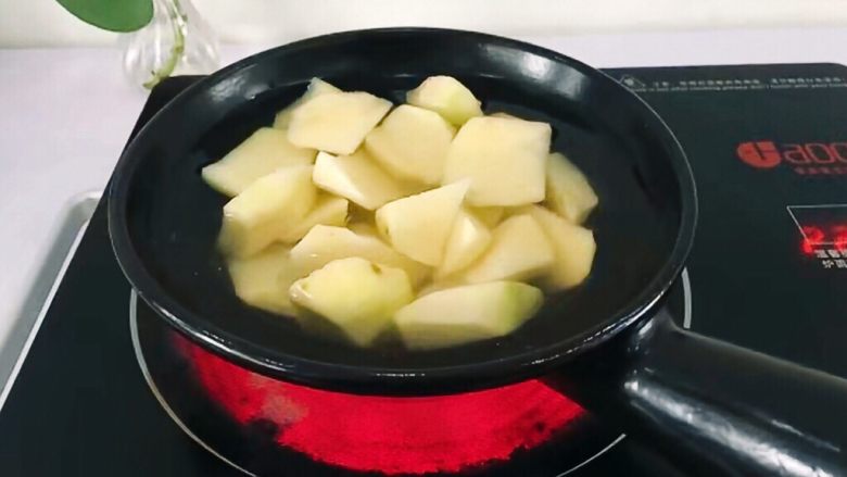 圆土豆+香煎土豆,准备一个煲,放水,将土豆去皮洗净切块,放入煲中,煮开6分钟左右捞出沥干水分