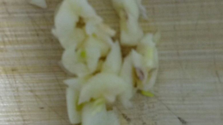 凉拌🐷耳朵,蒜切末。