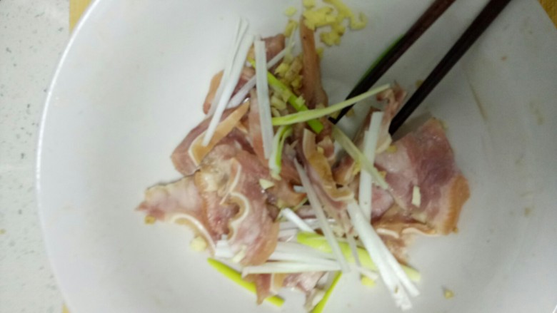 凉拌🐷耳朵,上述食材放入碗中，加入适量醋、香叶搅拌均匀。