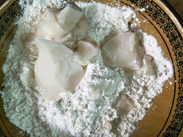 豆沙开口酥&奶黄老婆饼,油酥材料混合捏成团(这个不用揉,把面粉和<a style='color:red;display:inline-block;' href='/shicai/ 406'><a style='color:red;display:inline-block;' href='/shicai/ 406'>猪油</a></a>捏均匀成团即可)