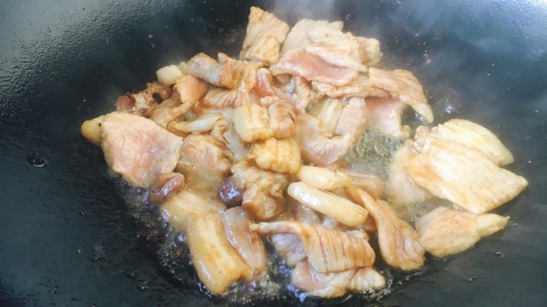 #圆土豆# 土豆烧茄子,热锅凉油,放入五花肉肉片,翻炒至变色。
