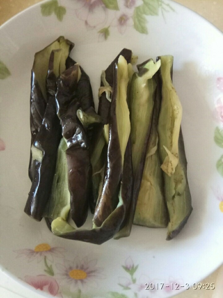 蒜汁茄子鸡胸肉,<a style='color:red;display:inline-block;' href='/shicai/ 58'>茄子</a>切条蒸好,拧干水分,备用