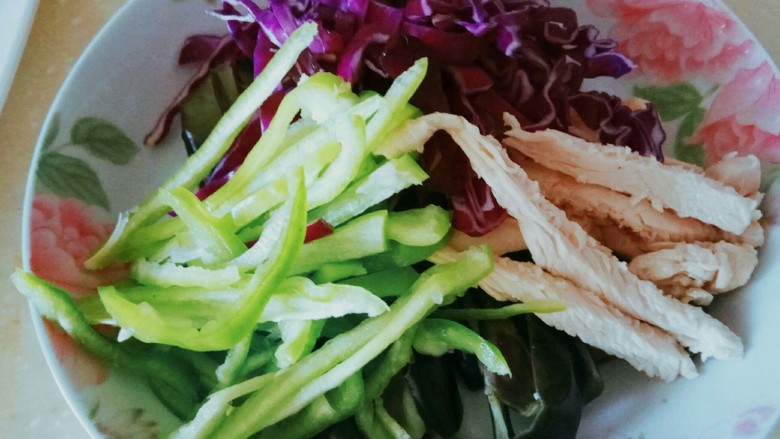 蒜汁茄子鸡胸肉,摆盘~如图
酱汁就按材料里说的,一品鲜,醋,辣酱少许盐,味精,调好,备用即可,(我忘了拍照了😜)