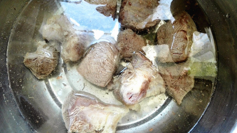 咖喱牛肉土豆,水开后,捞出牛肉,投入凉水中,冲洗干净,