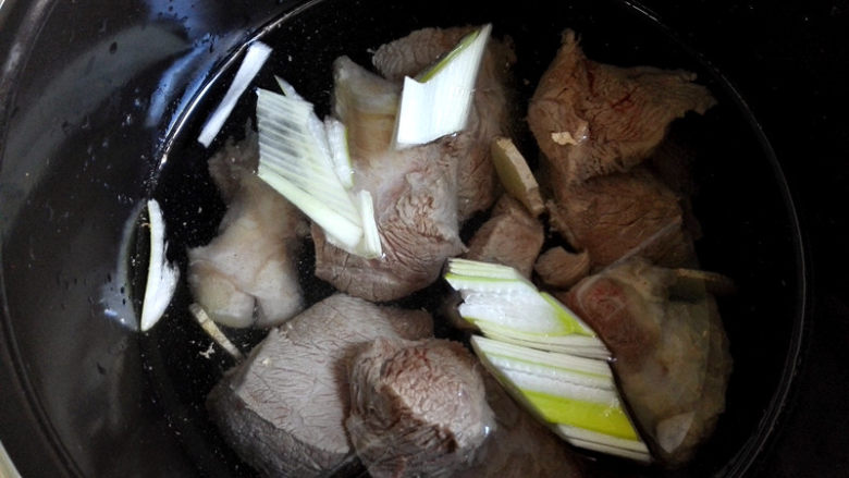 咖喱牛肉土豆,高压锅里加入适量清水,将牛肉放进去,再放适量的葱段和姜片,