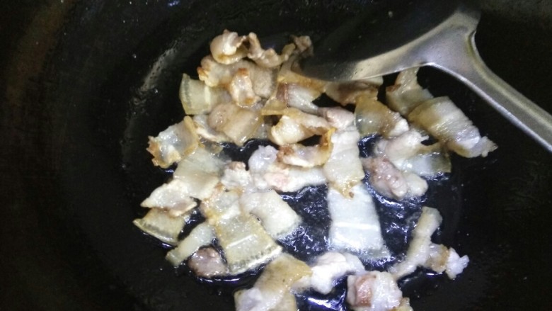 干锅辣白菜,把五花肉煎出油,并成卷曲状